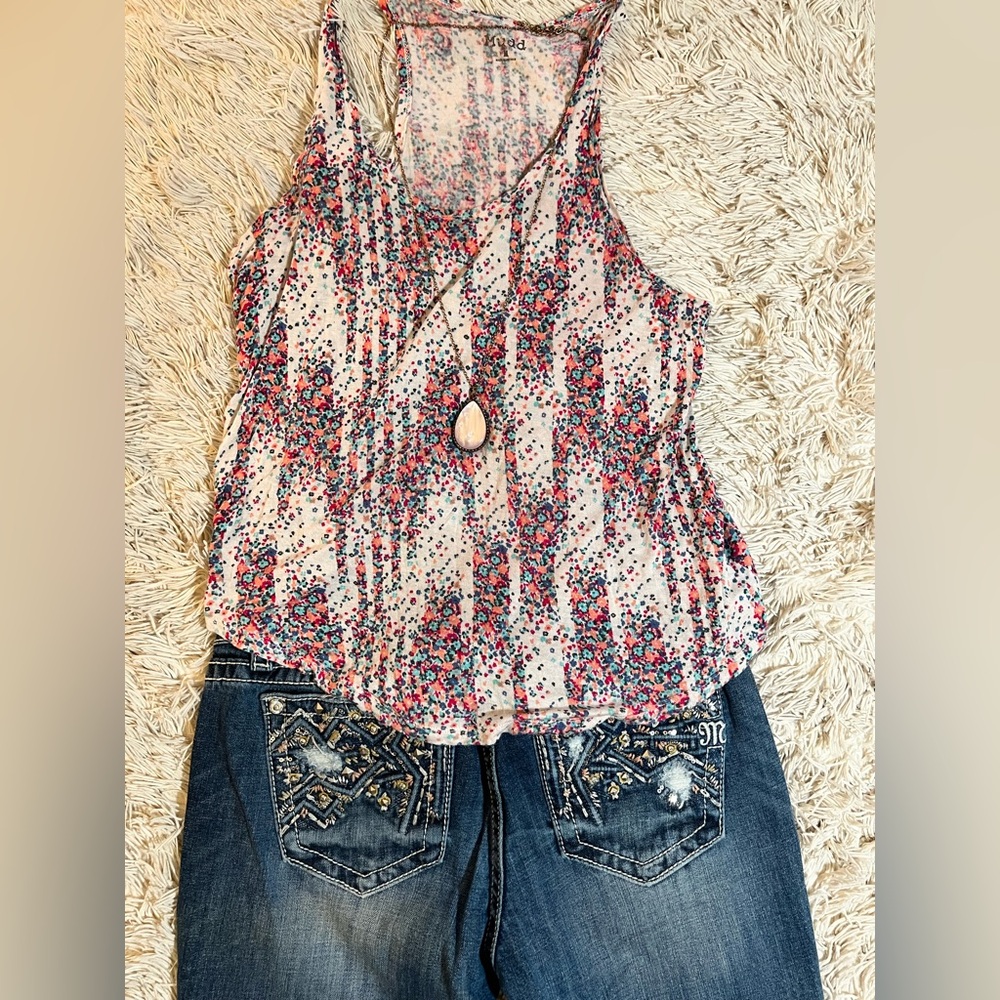 Miss Me Distressed ZigZag Waves Capris - Picture 13 of 14